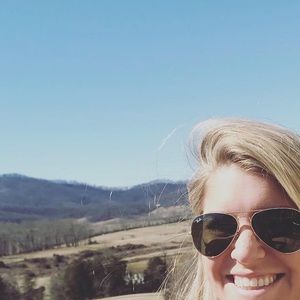 Meet your Posher, Caroline